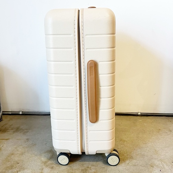 NEW! AWAY x The White Lotus “In Paradise” Limited Edition Carryon Suitcase - Picture 4 of 15